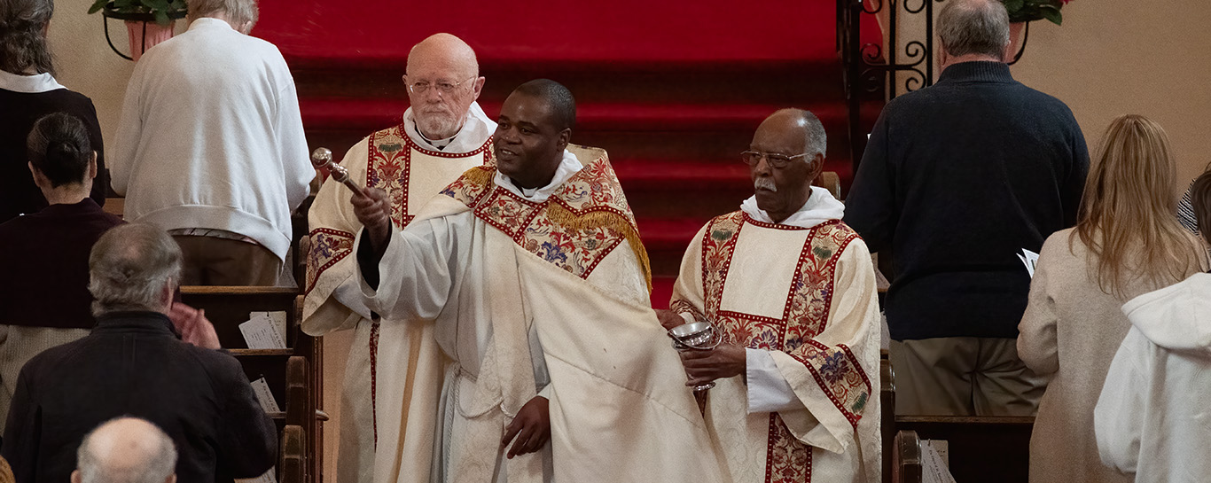 Fr Kwari sprinkling the Aperges with Fr David Raths and Neville Moses
